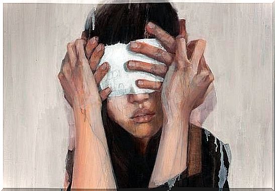 woman with her eyes covered representing the phrases of Daniel Kahneman