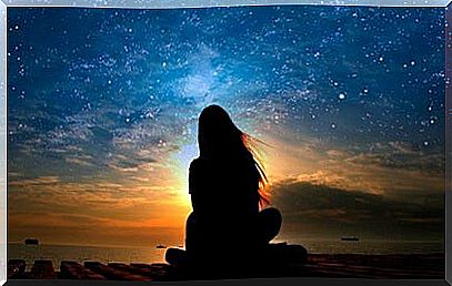 girl looking at the sky symbolizing the phrases to start new stages with hope