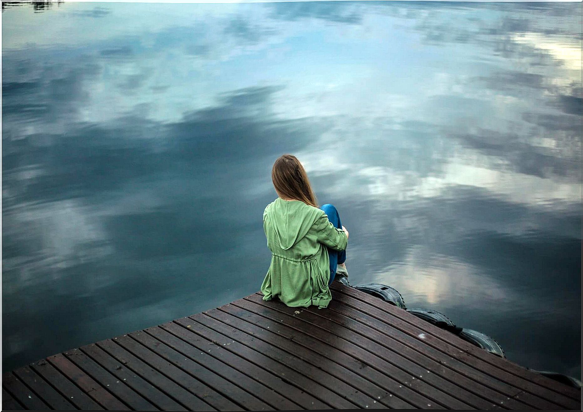 girl in front of a lake thinking about the secret to improve your memory